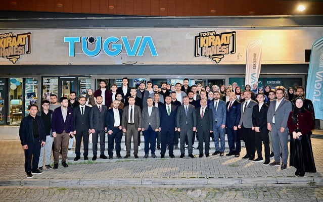 Eskişehir Valisi Yılmaz, TÜGVA Şubesinde gençlere milli ve manevi değerleri vurguladı