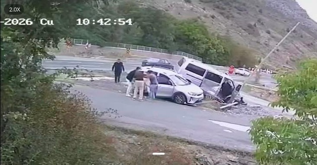 Gümüşhane'de araçlar yolcu durağına savruldu, 4 kişi yaralandı, kadın kurtuldu