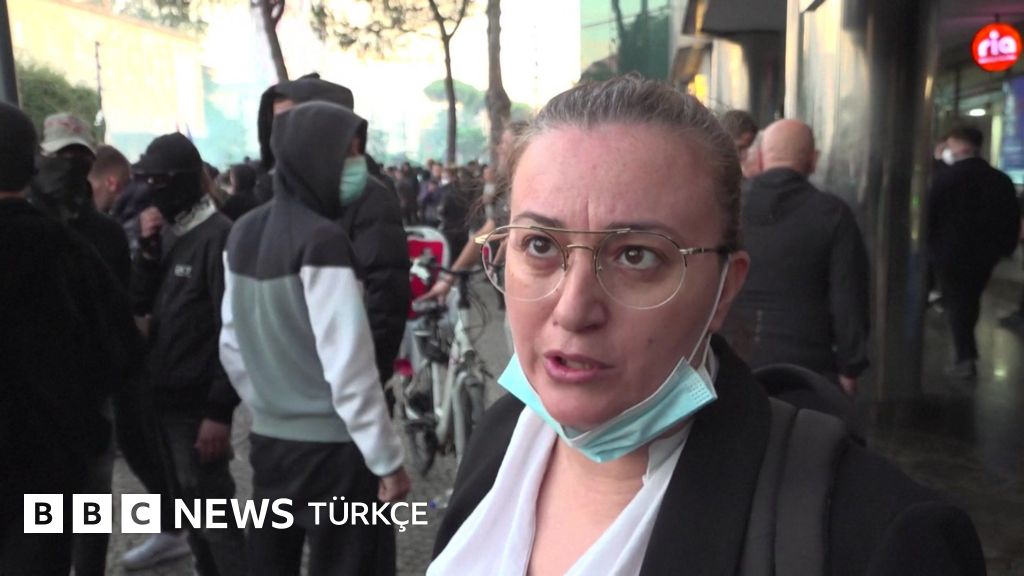 Arnavutluk'ta öğrenci protestoları: Hükümet binaları ateşe verildi
