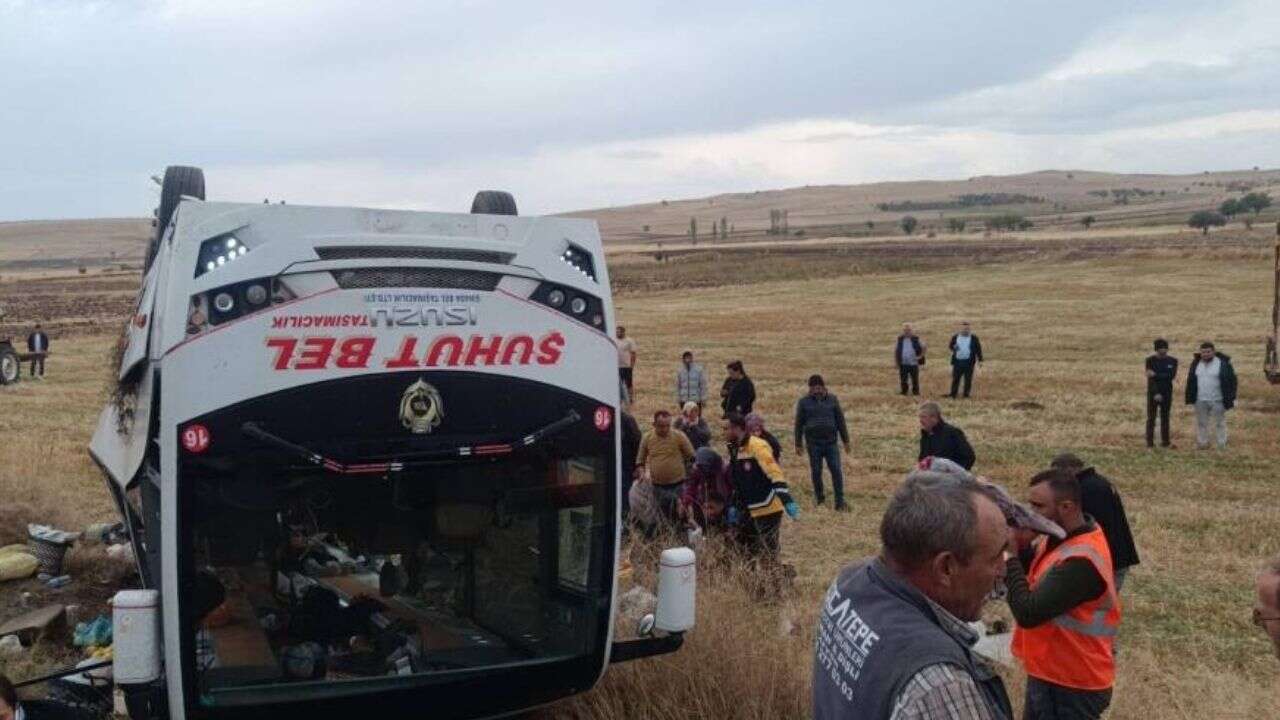 Midibüs devrilmesi sonucu 25 kişi yaralandı
