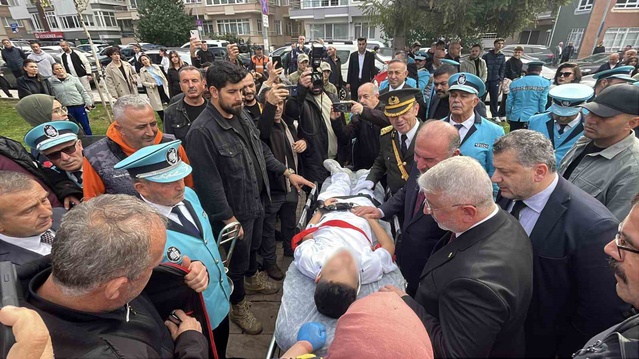 Çorum'da 29 Ekim töreninde baygınlık geçirip düşen öğrenci hastaneye kaldırıldı