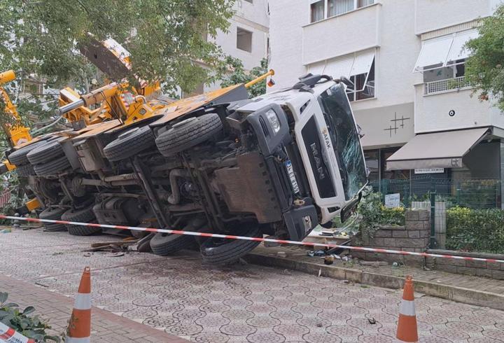 Devrilen vinç 11 katlı binaya çarptı
