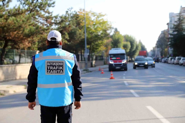 Eskişehir'de trafik zabıta ekipleri minibüslerde güzergah ve kapasite denetimi yaptı