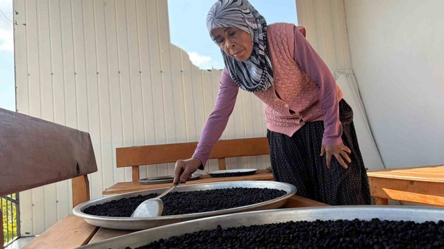 Osmaniye Bahçe'de Necla Akdoğan aronya reçelinin yarım kilosunu 400 liradan satıyor