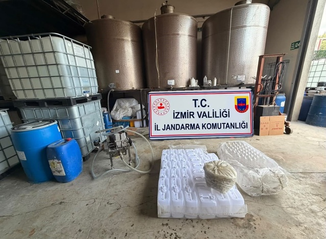 İzmir'de iş yerine düzenlenen operasyonda 21 bin 20 litre etil alkol ele geçirildi