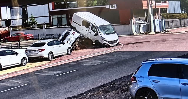 Kaza anı güvenlik kamerasında: Düzce'de çarpılan minibüs havalanıp park halindeki otomobilin üstüne çıktı