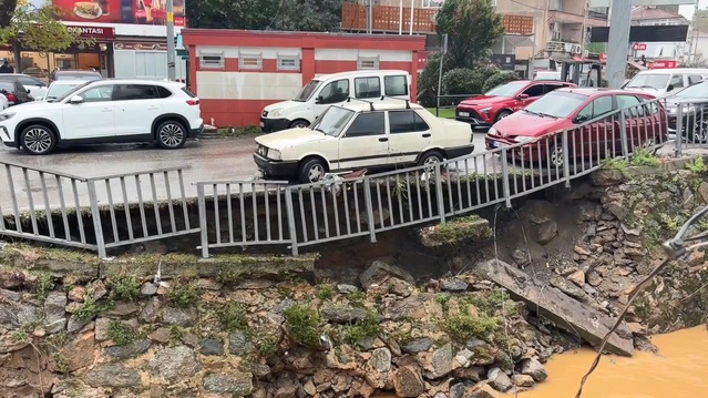 Beykoz Tokatköy'de sağanak sonrası köprüde yan duvarlar çöktü, yol trafiğe kapatıldı