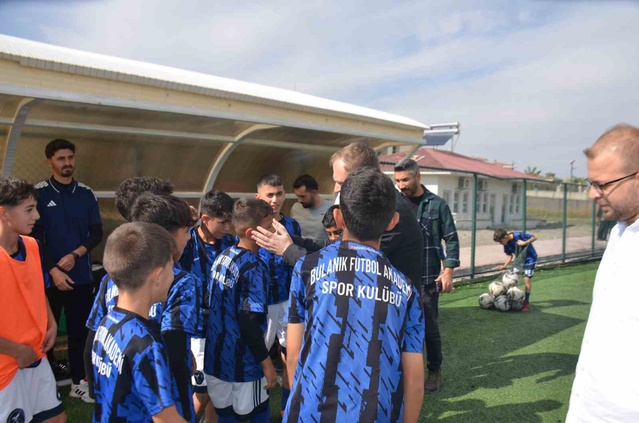 Bulanık Gençlerbirliği, Malazgirt 1071'i 2-0 yenerek U14 C Grubu'nda şampiyon oldu