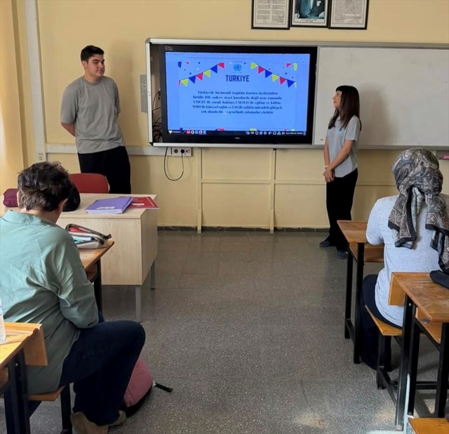 Datça'da lise öğrencileri BM Günü dolayısıyla bilgilendirme etkinliği düzenledi