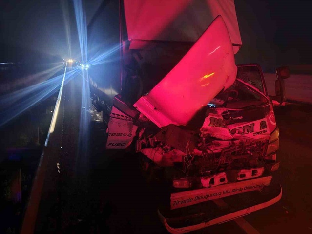 Bilecik Bozüyük'te Poyra mevkiinde kamyon tıra arkadan çarptı, 1 kişi yaralandı