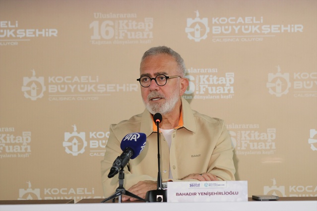 Yenişehirlioğlu, 16. Kocaeli Kitap Fuarı'nda basılı kitap okumanın arttığını söyledi