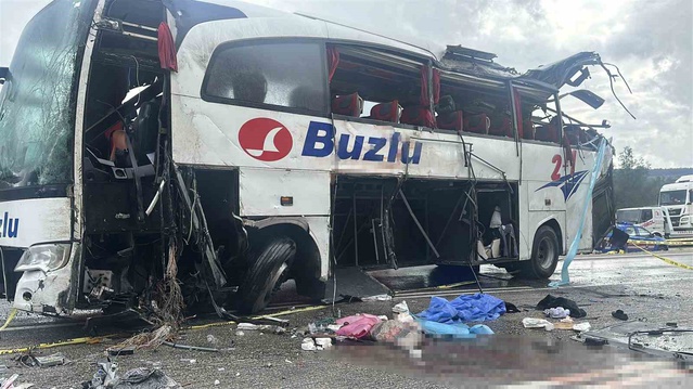 Burdur Ağlasun'da otobüs devrildi, 1 kişi öldü, 8 kişi yaralandı, sürücü tutuklandı