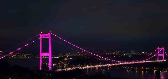 15 Temmuz Şehitler Köprüsü pembe renge büründü