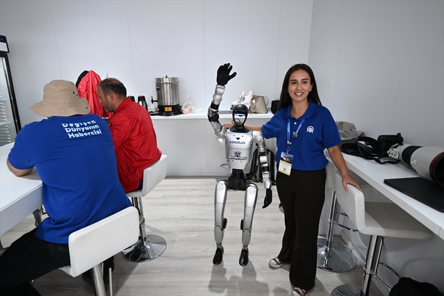 İnsansı robot Civan, Şanlıurfa'daki TEKNOFEST Güneydoğu'da AA standını ziyaret etti