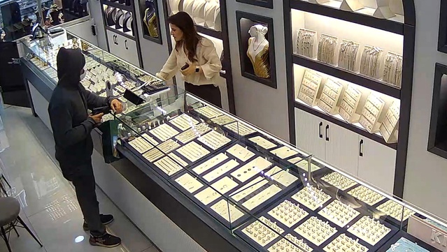 Tabancayı doğrultup "Bu bir soygundur" dedi, aldığı cevapla kaçtı