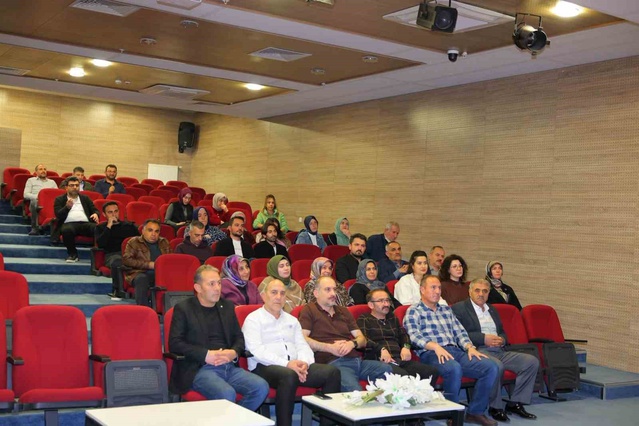 Bayburt'ta sağlık personeline erken tanı eğitimini Dr. Nur Banu Taşova verdi