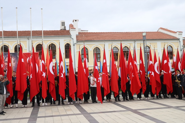 Trakya'da Cumhuriyet'in 103. yılı törenlerinde valiler anıtlara çelenk sundu