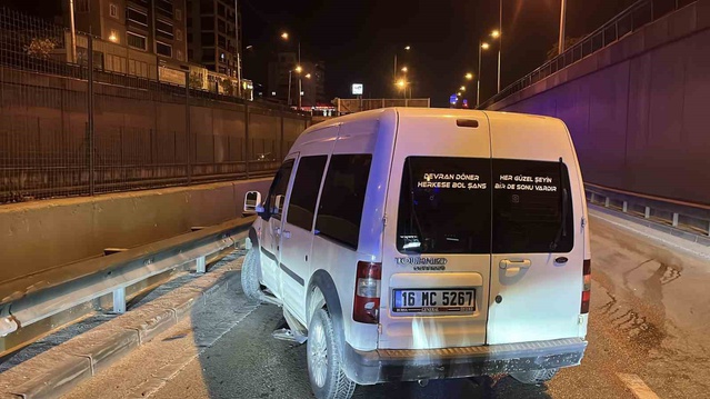 Bursa Yıldırım'da motosiklet otomobile çarptı, ehliyetsiz sürücü yaralandı
