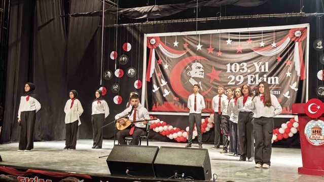 Bitlis Ahlat'ta 29 Ekim Cumhuriyet Bayramı, Kaymakam Kaya'nın katılımıyla kutlandı