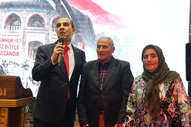 Iğdır'da bayrakla pedal çeviren 68 yaşındaki Urfullah Çiftçi, resepsiyonda ağırlandı