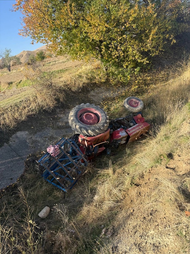 Afyonkarahisar Çay'da traktör devrildi, ağır yaralı sürücü hayatını kaybetti