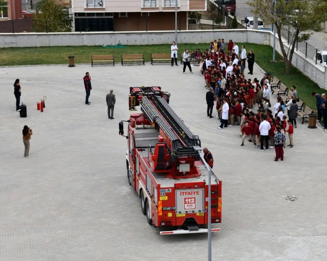 Keşan'da okullarda deprem ve yangın tatbikatında yaralı kurtarma yapıldı