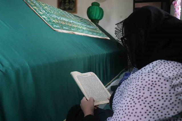 Sakarya Erenler'deki Sakar Baba Türbesi, rivayetiyle manevi huzur arayanları ağırlıyor