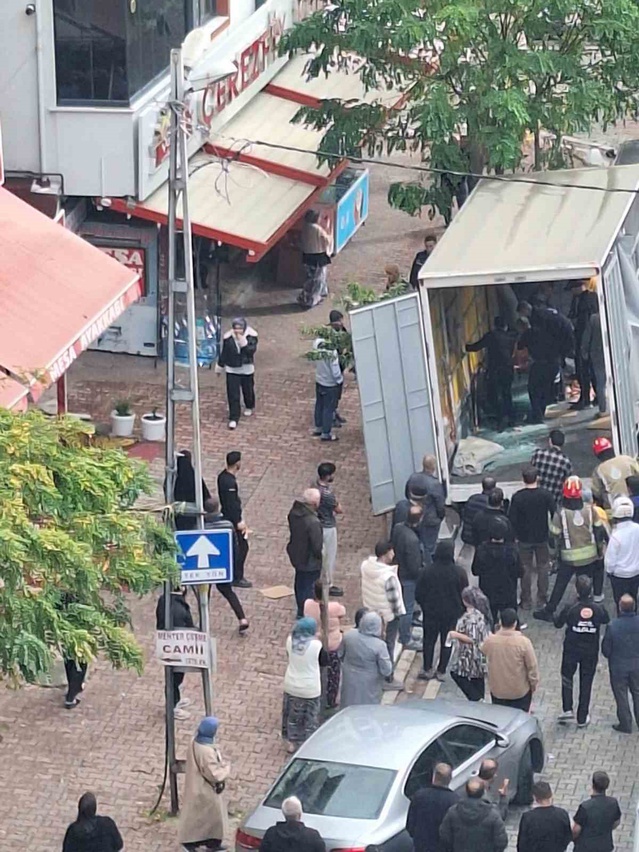 İstanbul Esenyurt'ta yük indiren kamyonetin camı iki işçiye devrildi, 1'i ağır yaralı