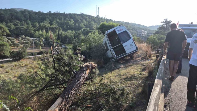 Bodrum'da makas atan aracın çarptığı minibüs şarampole uçtu, 2 kişi hafif yaralandı