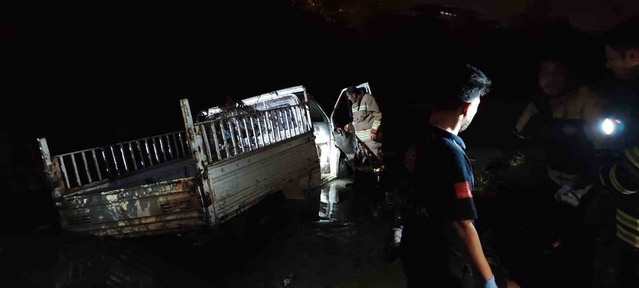 Hatay Defne'de Asi Nehri'ne düşen kamyonetteki 2 yaralı itfaiyece kurtarıldı