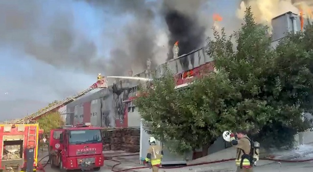 Hatay Antakya'da mobilya fabrikasındaki yangına itfaiye ekipleri müdahale ediyor