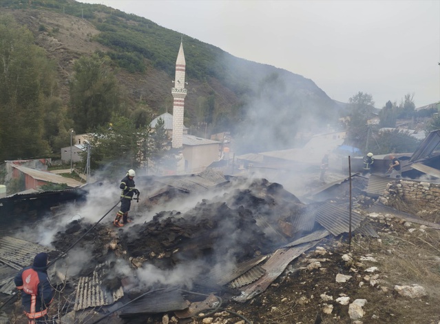 Bayburt Heybetepe'de bir evin çatısında çıkan yangın 5 evde hasara yol açtı