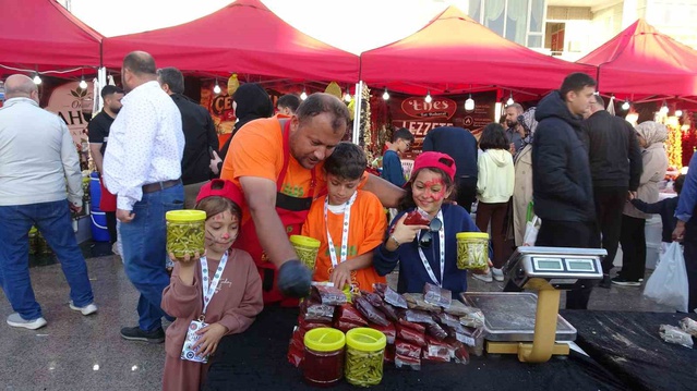 Kilis'te Biber Festivali'ne ilgi yoğun, vatandaşlar etkinliklerin sürmesini istiyor