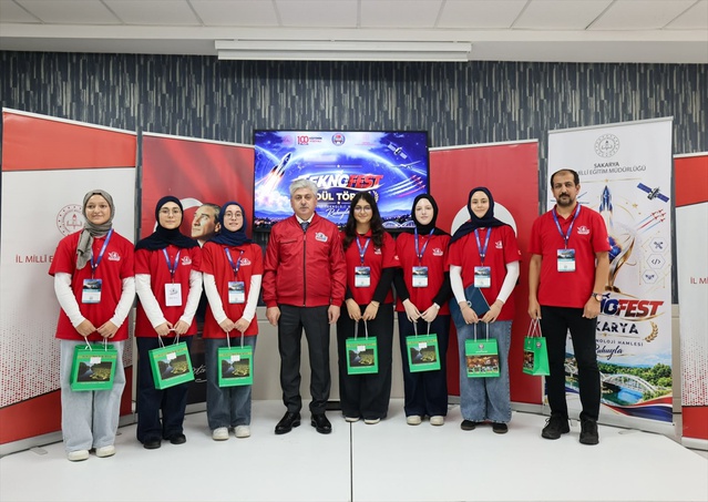 Sakarya Valisi Doğan, TEKNOFEST 2026'da 4 birincilik kazananlara hediye verdi