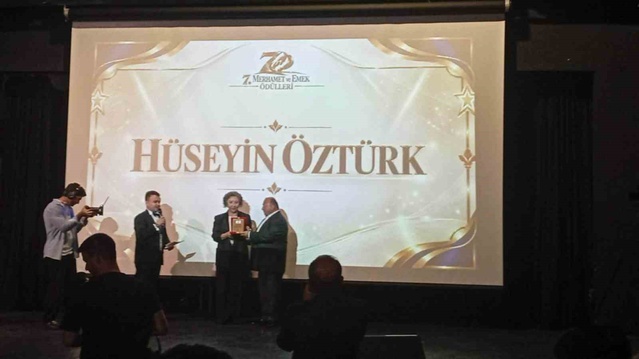 Sokak hayvanlarına maaşını harcayan engelli Hüseyin Öztürk Ankara'da ödül aldı