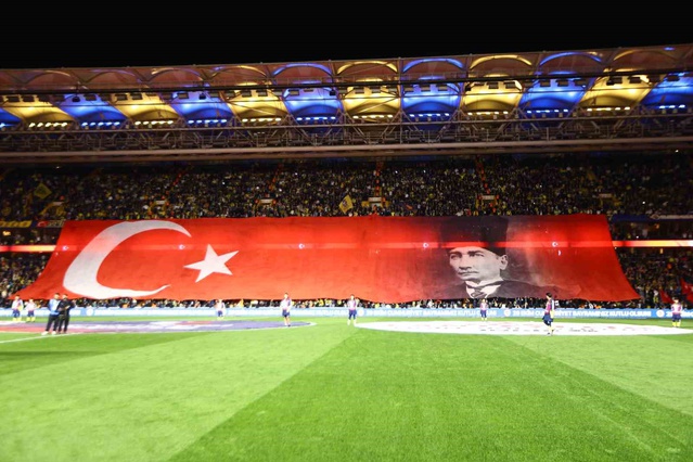 Fenerbahçe'de Dirk Kuyt ilk maçına Göztepe 11'inde 2 değişiklikle çıktı