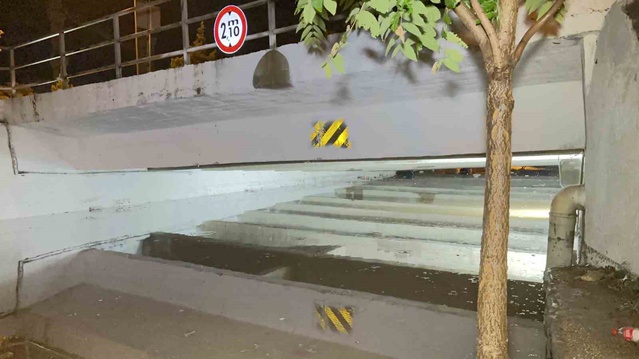 Elazığ'da sağanakta bir alt geçitte su seviyesi 2,10 metreye ulaştı, ulaşım durdu