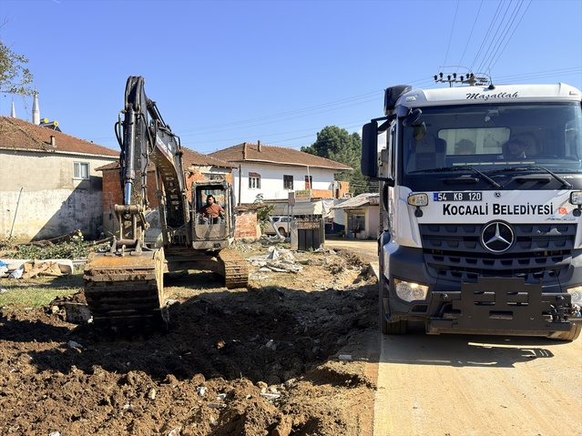 Kocaali'de sağanak sonrası temizlik sürüyor, Demiraçma'da 25 personel çalışıyor