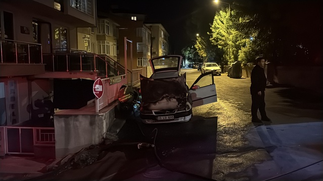 Edirne'de park halindeki otomobilin motoru tutuştu, yangını itfaiye söndürdü
