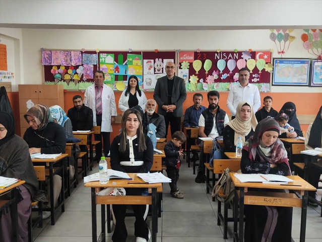 Beypazarı'nda Halk Eğitimi Merkezi yetkilileri okuma yazma kursunu değerlendirdi