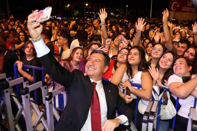 Muğla Büyükşehir Belediye Başkanı Aras, Cumhuriyet'in 103. yılını kutladı
