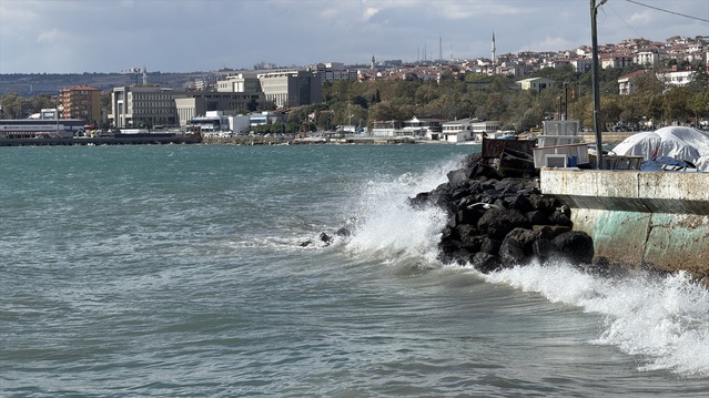 Marmara'daki fırtına Tekirdağ'da deniz ulaşımını aksatıyor, 5 gemi bekliyor