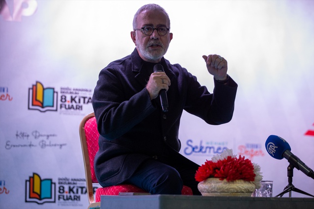 AK Parti Grup Başkanvekili Yenişehirlioğlu, Erzurum Kitap Fuarı'nda söyleşiye katıldı
