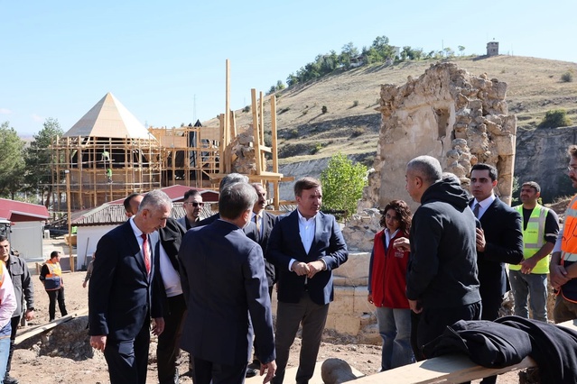 Erzincan Valisi ve EBYÜ Rektörü, Kemah'taki türbede restorasyonu inceledi