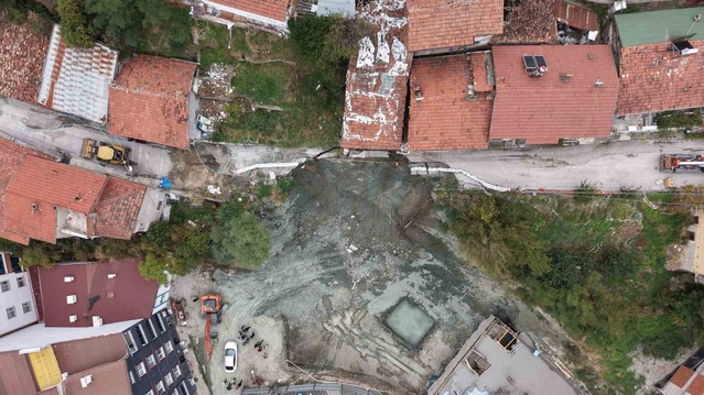 Tokat'ta inşaat yanındaki yol çökünce iki katlı apartman tedbir için boşaltıldı