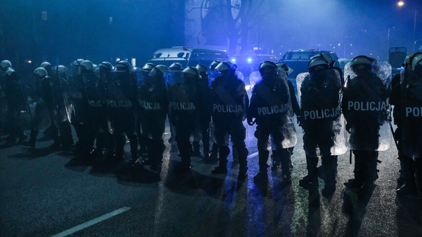 Polonya'da Anayasa Mahkemesi polis ablukasına alınınca Cumhurbaşkanı uçağını yarı yoldan döndürdü