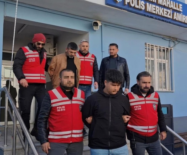 Tekirdağ Saray'da kendini polis diye tanıtan 2 dolandırıcı 80 altın alıp tutuklandı