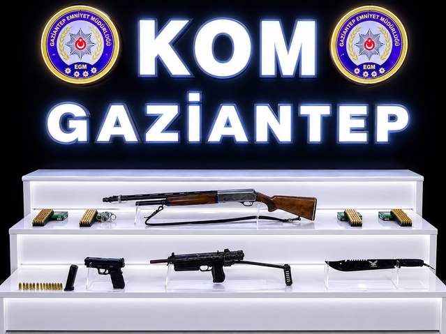 Gaziantep'te polis, araç ve ikametteki aramada 3 silah ile 214 fişek ele geçirdi