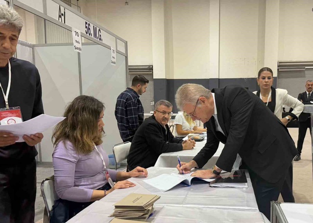 İZTO seçimlerinde 62 bin 777 üye oy kullanıyor, Özgener ilk oyu kullandı