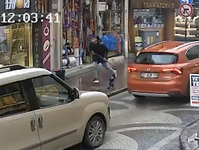 Etrafa ateş açıp 4 kişiyi yaraladı